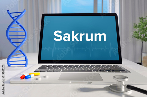 Sakrum – Medizin/Gesundheit. Computer im Büro mit Begriff auf dem Bildschirm. Arzt/Gesundheitswesen