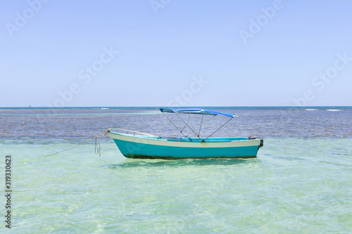 Boat in the middle of natural pools in the ocean. Morro de Sao Paulo, Salvador, Brazil. Hill. © Gabriel Ramos