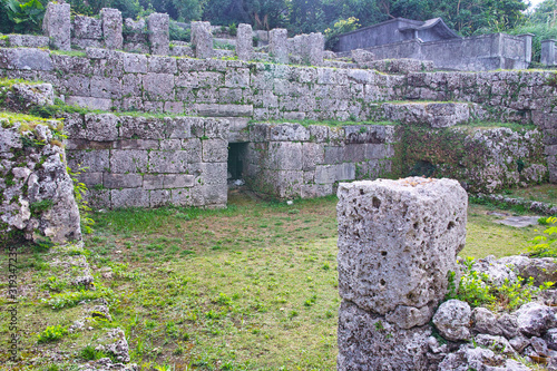 沖縄県宮古島市の平良にある観光スポットの知利真良豊見親の墓。