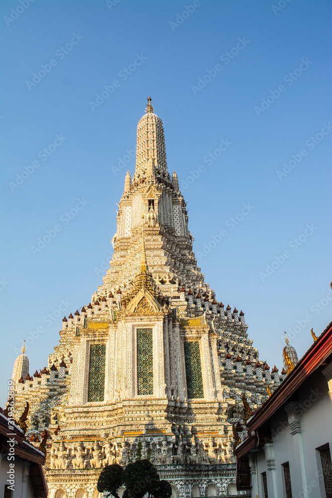 Fototapeta premium Wat Arun or Temple of Dawn is a beautiful Buddhist temple and landmarks of Bangkok in Thailand 