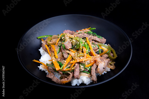 stir fry beef and vegetables with rice in the bowl