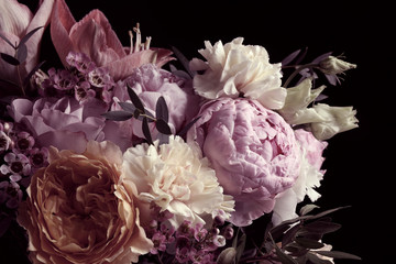 Foto auf Leinwand Schlafzimmer Schöner Blumenstrauß aus verschiedenen Blumen auf schwarzem Hintergrund. Blumenkartendesign mit dunklem Vintage-Effekt  © New Africa