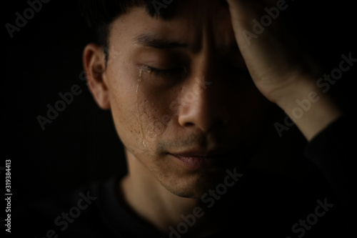 涙を流す男性 photo