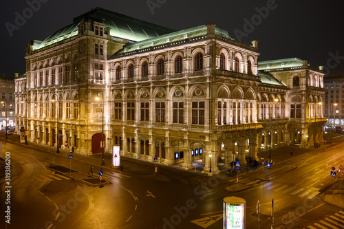 Die Wiener Staatsoper in der Nacht