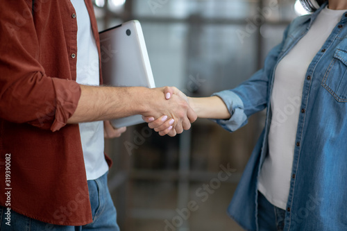 Close up picture of two people shaking hands