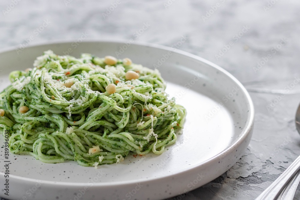 Green pasta with avocado, spinach and pine nuts Green pasta with avocado, spinach and pine nuts