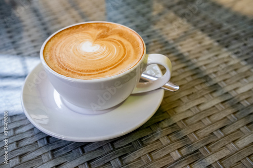 Foto Flat white coffee at local coffee and tea room, Brook Garden Centre