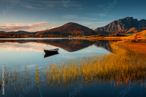 Obraz na płótnie Autumn in Lofoten wiht pretty colours and great light. Norway landscapes with mountains. w salonie