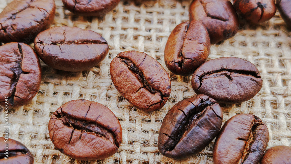 Obraz premium Coffee beans. Distributed on a white background.