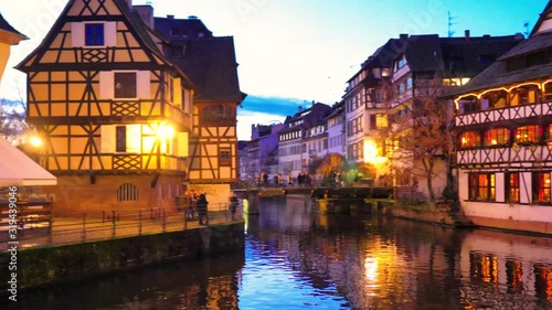 Bello canal de Estrasburgo al atardecer en Navidad con fachadas al fondo de bellas casas medievales photo