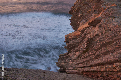 Lunces del atardecer en el mar