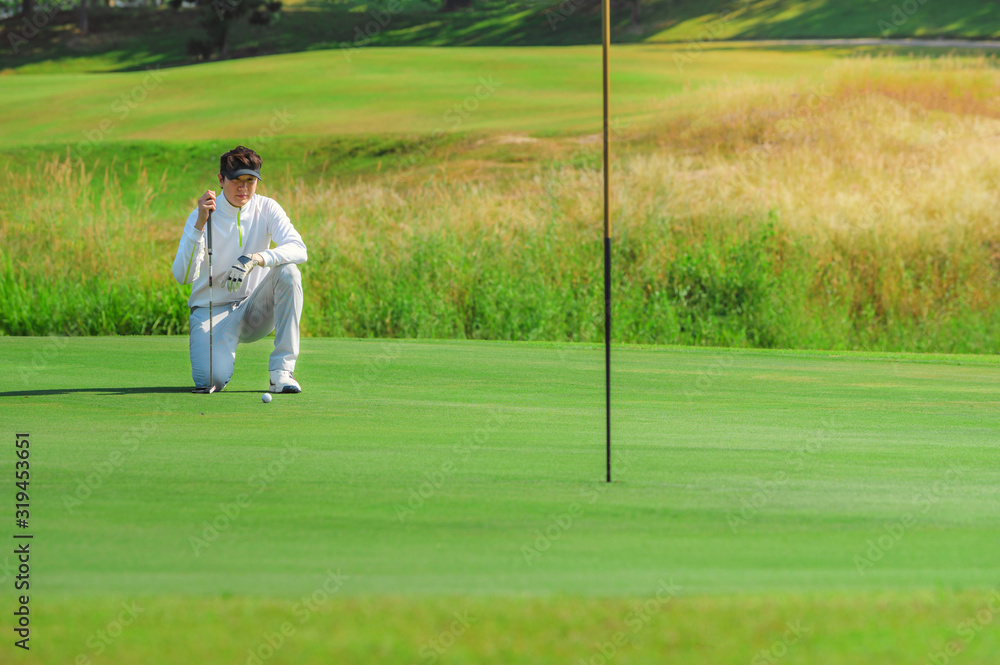 Obraz premium Golf ball on green grass ready to be struck at golf club