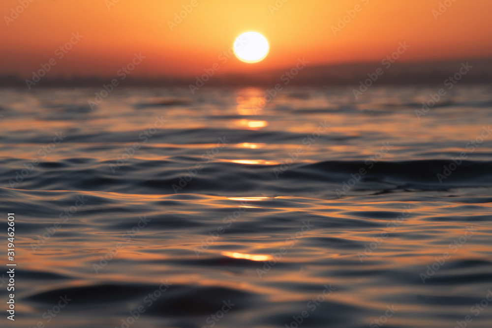 Wasser Oberfläche beim Sonnenaufgang im Winter