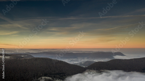 Nebel im Tal bei Sonnenaufgang
