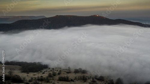 Nebel im Tal bei Sonnenaufgang