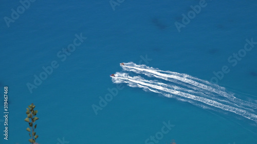 Foto 4K Aerial View of Ski Jet Cruise, Sailing, Sea Trip, Tourists Travelling to Trop