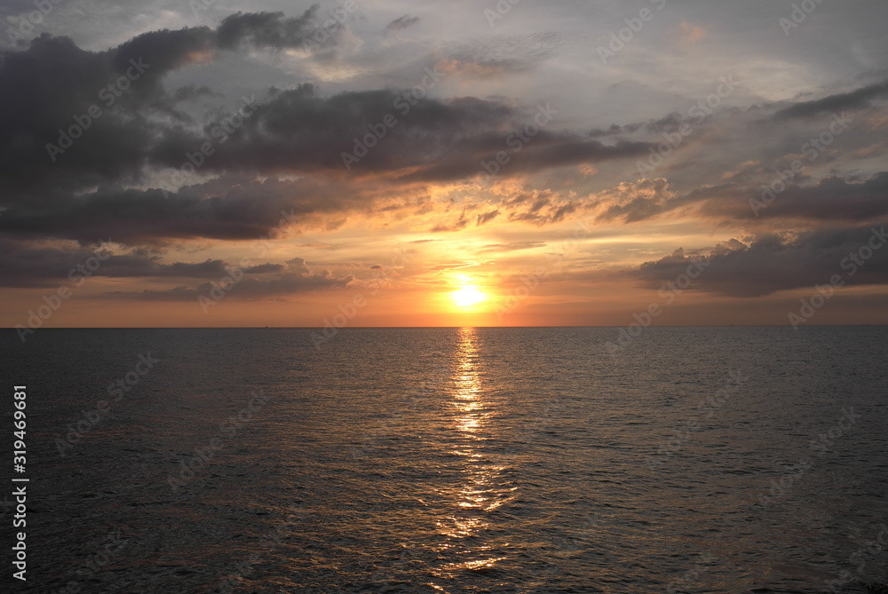 Fototapeta premium Sunset over the sea