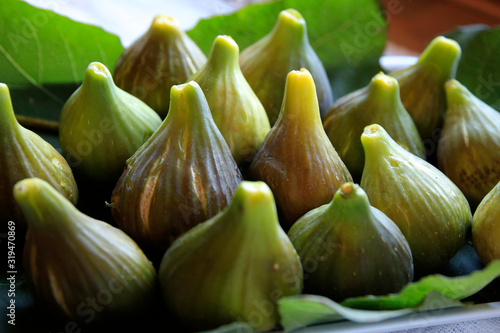 Reife Feigen Früchte (Ficus carica) in Schale