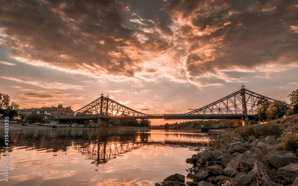 Fototapeta premium Dresden Blaues Wunder im Sonnenuntergang
