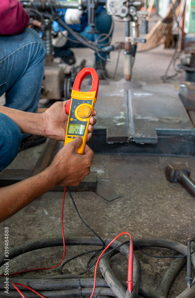 Measure volts while welding with digital clamp meter in process pre-qualification record(PQR).