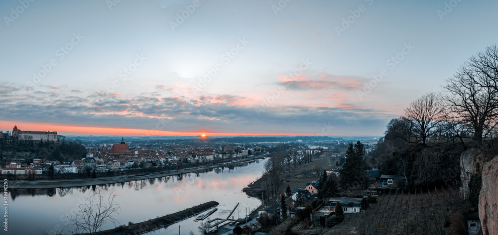 Sonnenuntergang in Pirna mit blauen Himmel