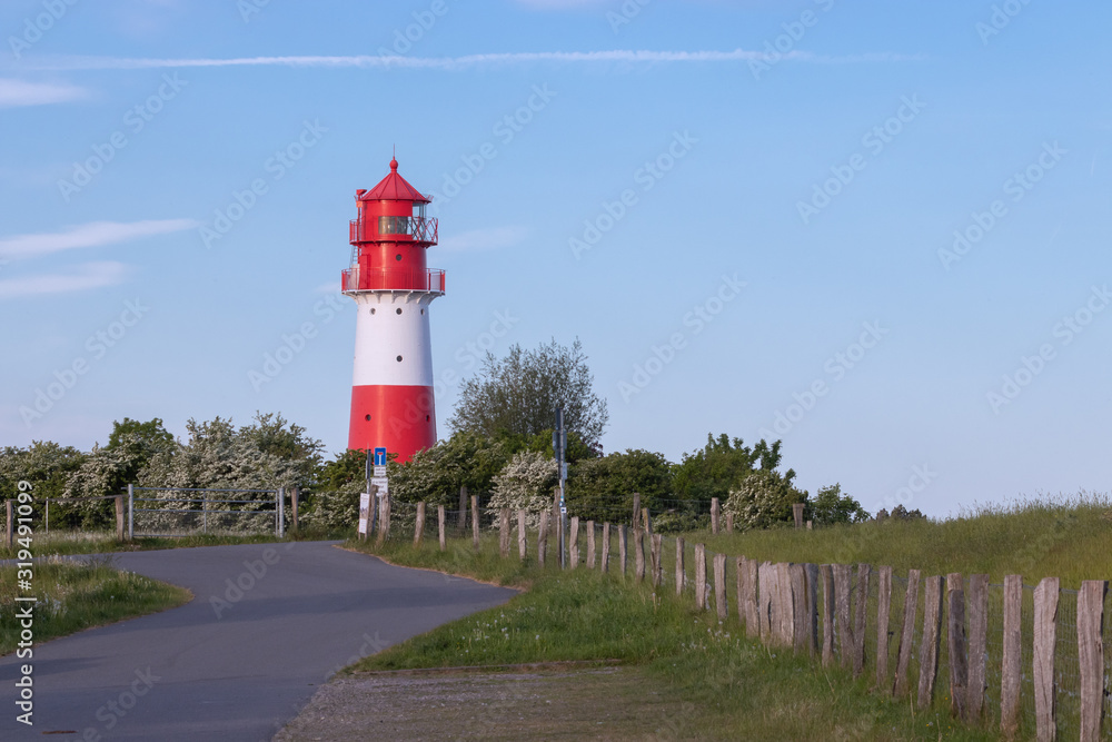 rot weiß gestreifter Leuchtturm in Falshöft, Geltinger Birk, Schleswig-Holstein