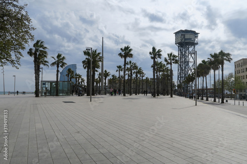 Barcelona, Spanien: Mit Palmen gesäumter Plaça del Mar und Torre Sant Sebastia (Hafenseilbahn) photo