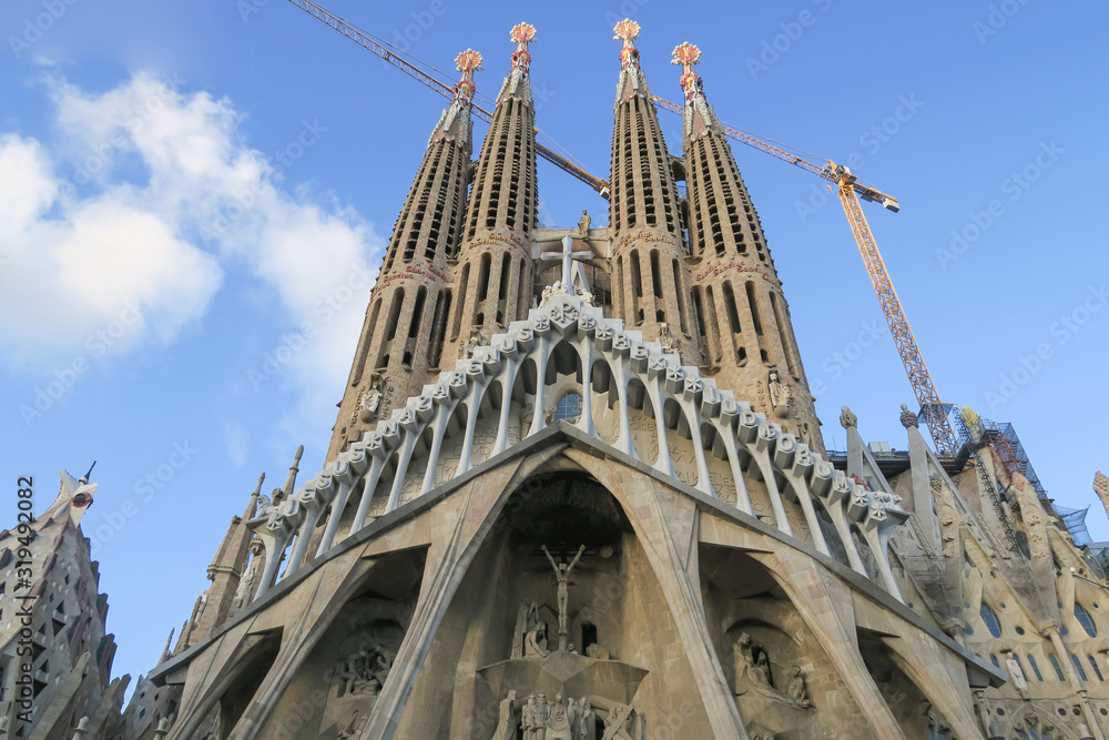 Barcelona, Spanien: Sagrada Familia Passionsfassade mit Türmen