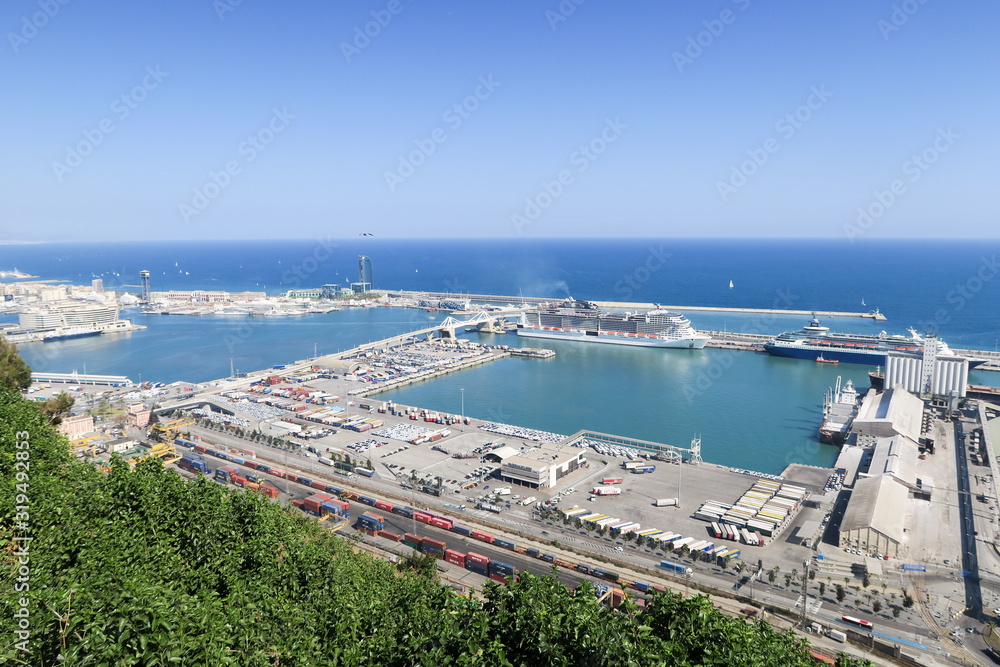 Barcelona, Spanien: Blick von der Festungsanlage Castell Montjuic auf den Hafen mit Schiffen und Containern