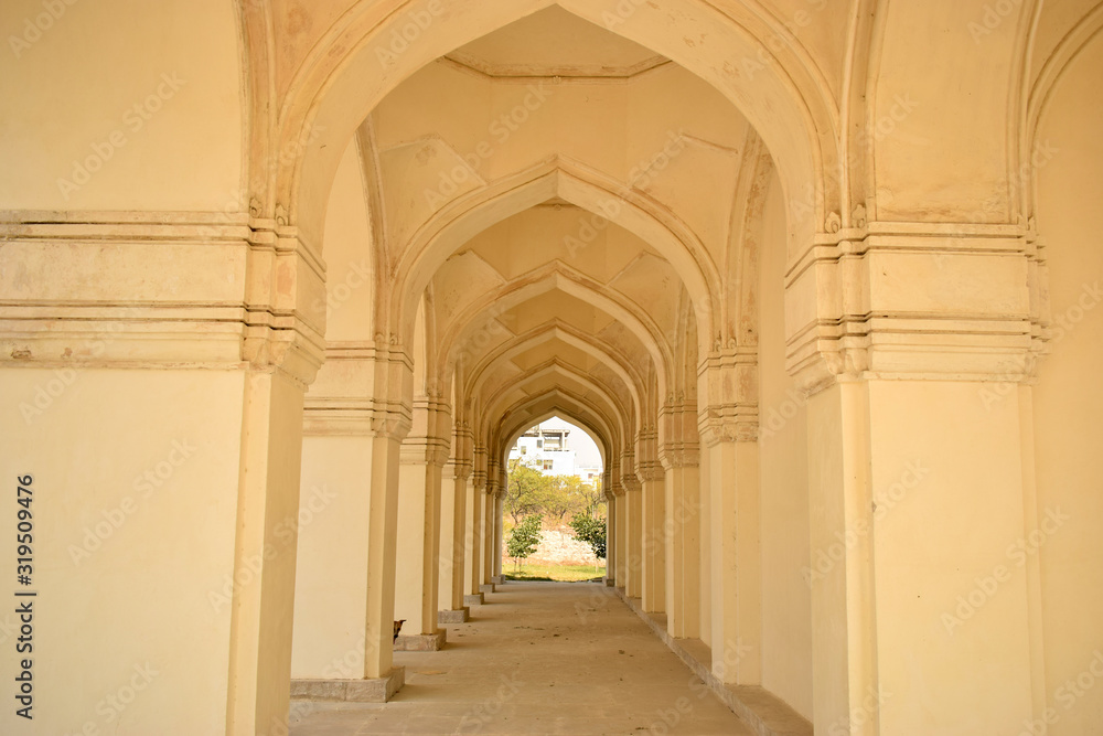 Obraz premium Historical Architecture of Qutub Shahi Dynasty Seven Tombs Corridors