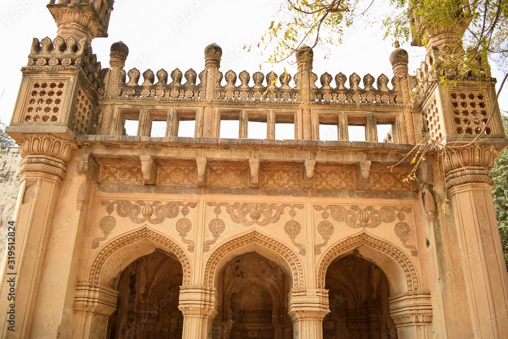 Obraz premium Minaret at the Great Mosque at the tombs of the seven Qutub Shahi rulers in the Ibrahim Bagh India