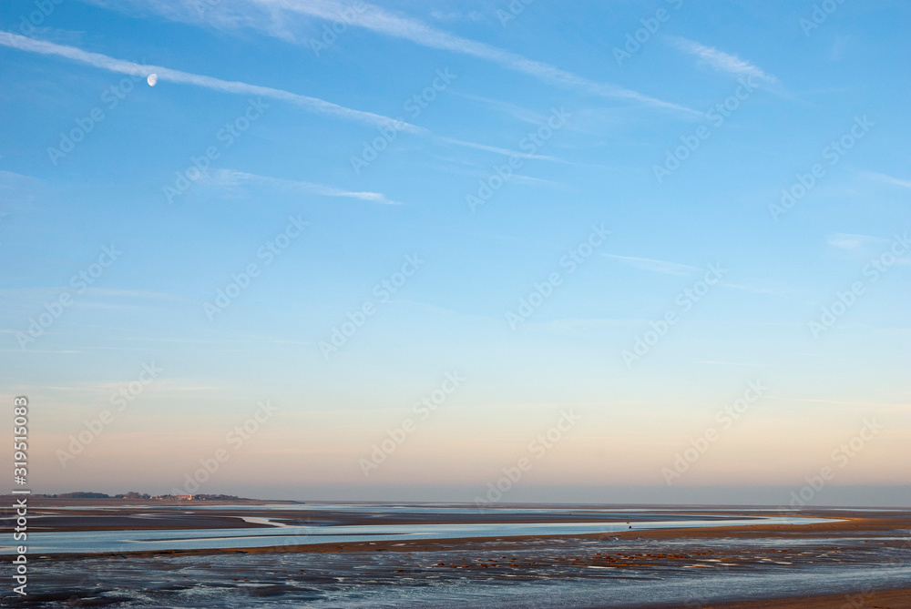 France. Hauts-de-France. Baie de Somme. paysage de l'océan et plages de sable à marée basse au coucher de soleil. Bay of Somme. ocean landscape and sandy beaches at low tide at sunset.