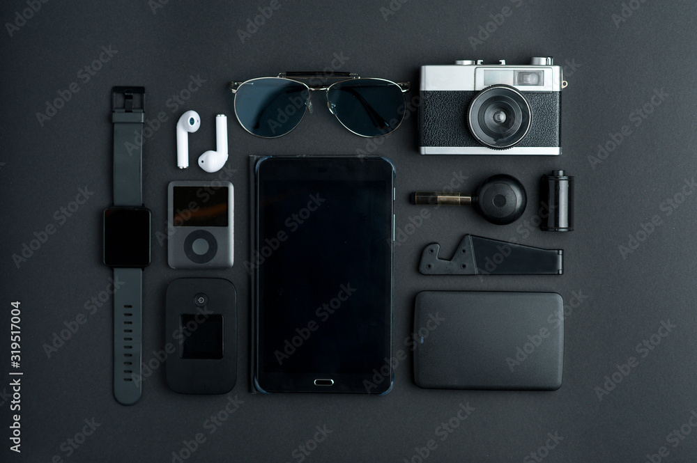 Obraz premium top view articles photographer, with black tablet, memory (USB), mobile support., cleaning knob, photo roll, retro photo camera, sunglasses, white headphones.producer (mp3), ruter, watch,