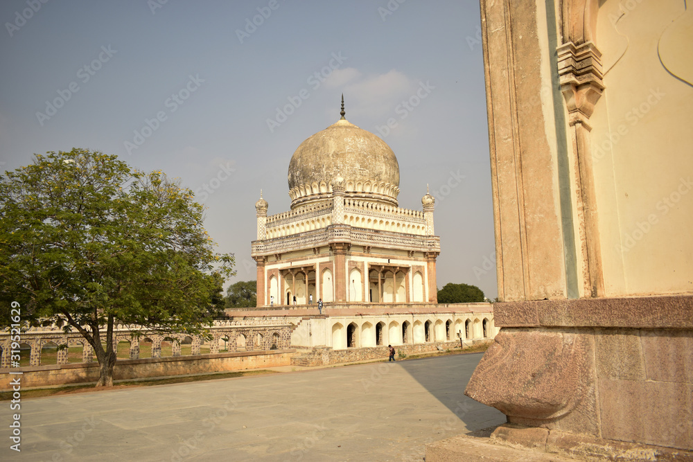 Obraz premium Seven Tombs of Hyderabad, India Sultan Quli Qutb Mulk's tomb was built in 1543