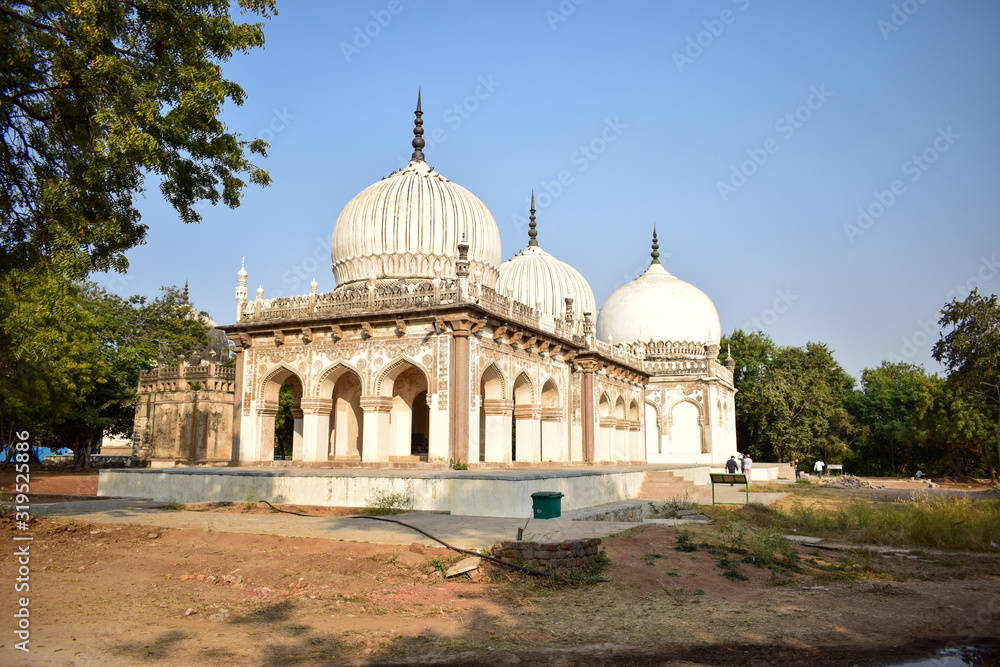 Obraz premium Sultan Quli Qutb Mulk's tomb was built in 1543. Seven Tombs