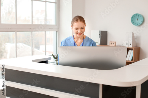 Young female receptionist w...