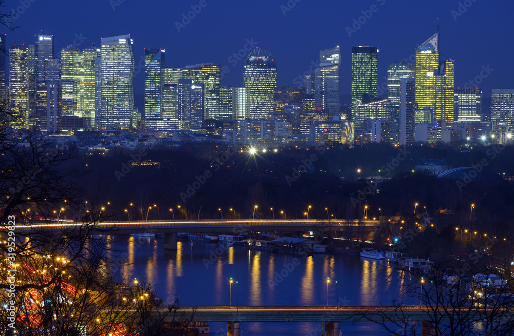 Obraz premium Vue sur le quartier de la Défense de nuit