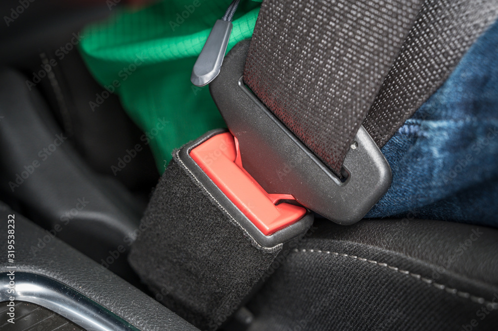 Gurtschloss und Schlosszunge eines Sicherheitsgurtes in einem Auto als  Symbol für Gurtpflicht Stock-Foto