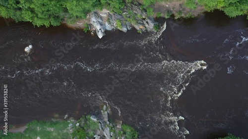 Volando cenitalmente hacia el cielo, con vista al rio