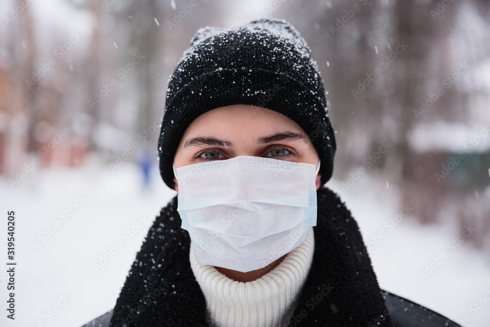 Obraz premium Alarmed female traveler wears medical mask to protect against coronavirus, afraid of infection. Deadly coronavirus in China 2019 2020 2019-nCoV