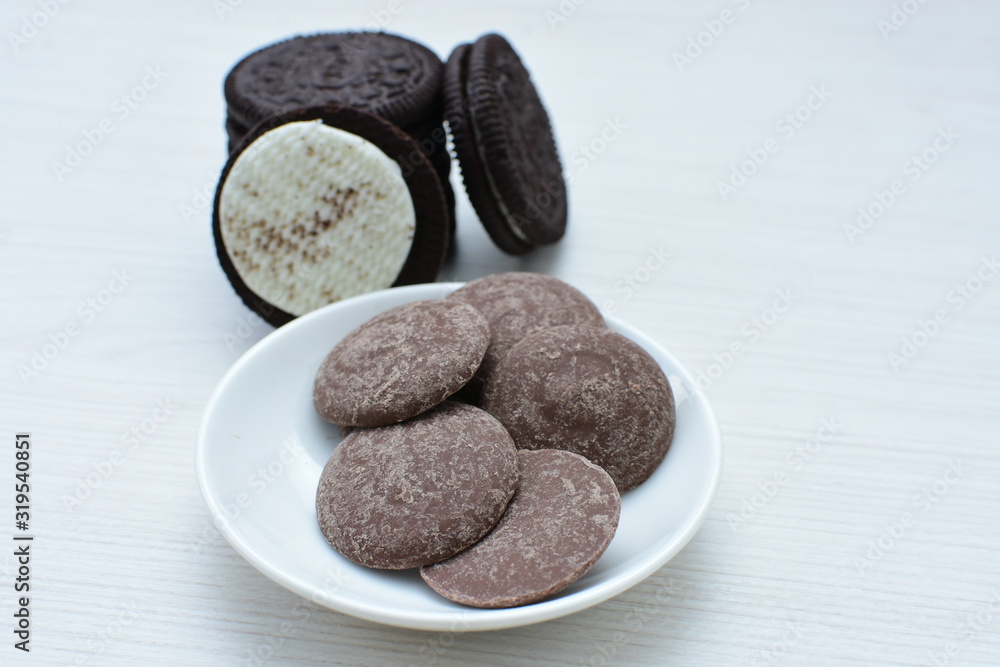 Fototapeta premium Chocolate and cream cookies on wooden backgrounds