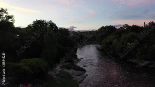 Atardecer sobre el rio