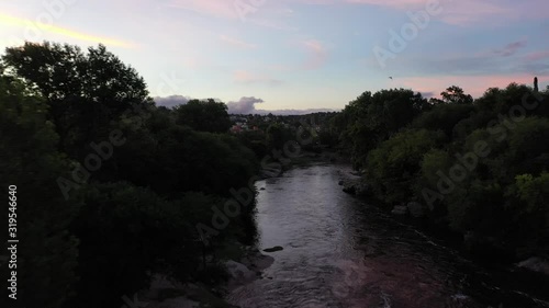 Atardecer en el rio, volando entre los arboles y las piedras 