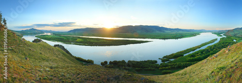 Widok syberyjskiej rzeki Selenga w pobliżu Ułan-Ude