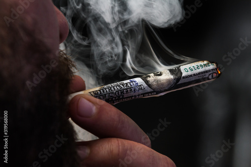 Tablou pe pânză Smoking a hundred dollar joint