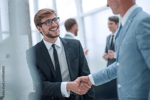 Carta da parati smiling businessman shaking hands with his business partner