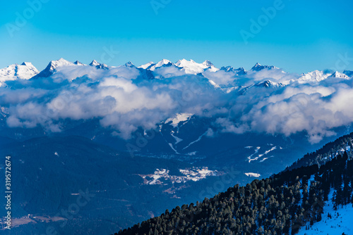 Blick aufs schneebedeckte Karwendelgebirge