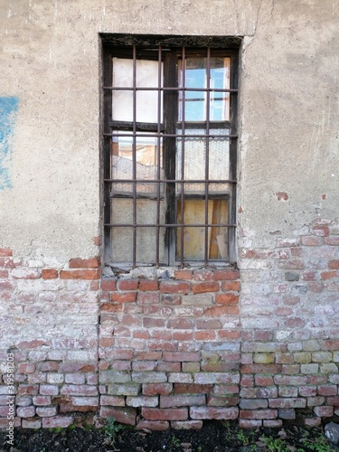Vecchia finestra sul muro di una casa da ristrutturare