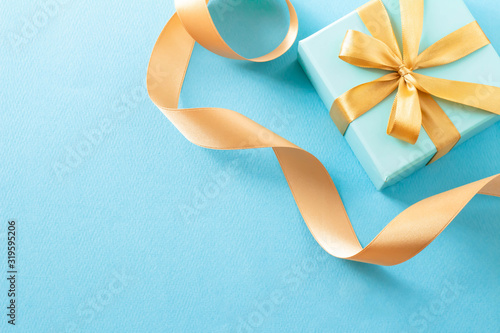 青いギフトボックスと金色のリボンのプレゼントのイメージ Fototapet