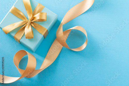 Billede på lærred 青いギフトボックスと金色のリボンのプレゼントのイメージ